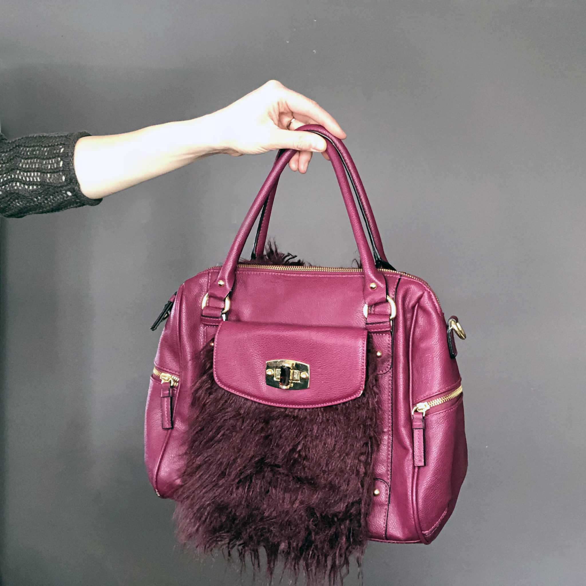 How to add fur to an old purse. A simple refashion DIY tutorial